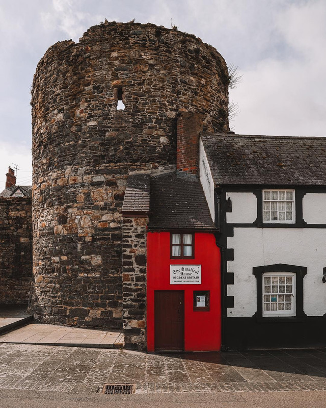 VisitBritain's tweet photo. It may be just 3 meters tall, but the Smallest House in Great Britain isn't hard to spot 🏠❤️!

⚠️ Some restrictions have eased but many remain in place. Please continue to follow the latest government guidelines on travel in your area.

📍: Conwy, Wales
📷: IG/duffers102 https://t.co/vhk7NBEnbt