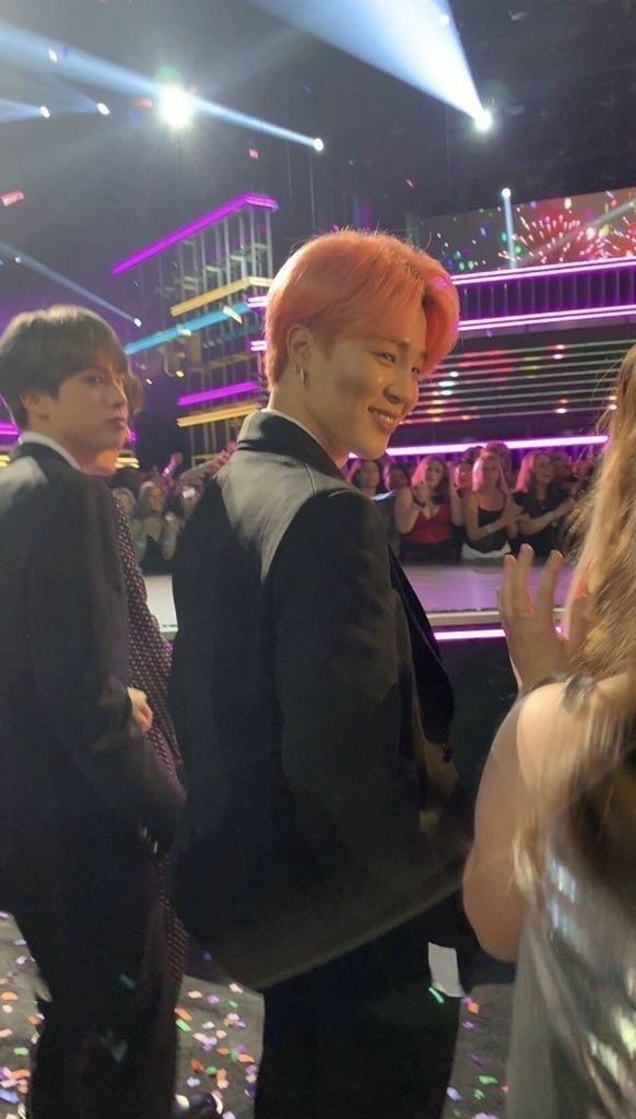 babymimiv's tweet photo. jimin is so tall... https://t.co/Kff0McX60U