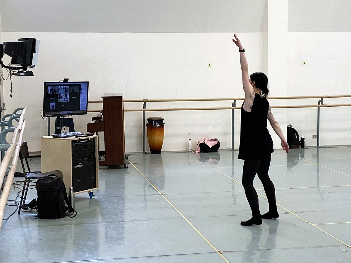 RWBallet's tweet photo. With new technology on hand & a year's worth of experience under our belts, we are confident we can avoid disrupting our students' training. We are grateful to @canadalifeco for their support towards our #digitalprogramming. (📸 RWB School Faculty teaching to online students) 2/2 https://t.co/CBYsmnlg2m