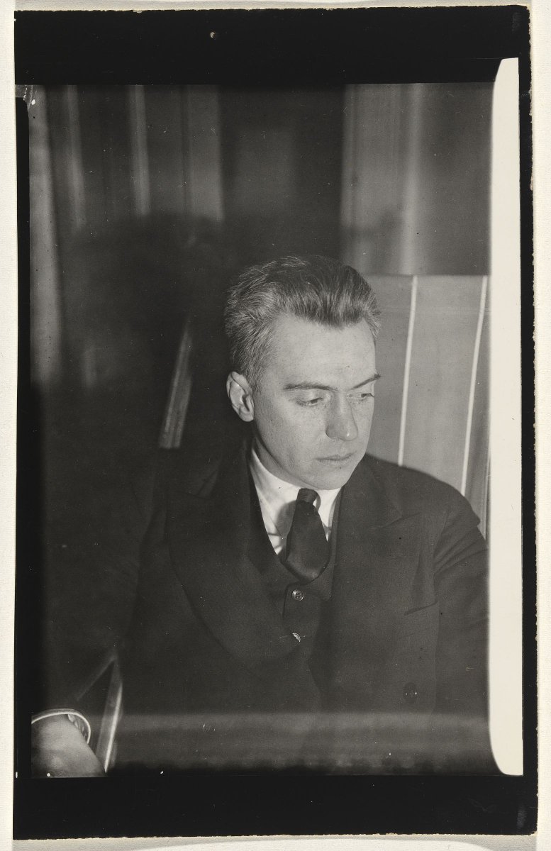 InlibroV's tweet photo. "One must be drenched in words, literally soaked in them, to have the right ones form themselves into the proper patterns at the right moment."

Hart Crane
A Second Flowering https://t.co/qpp3VC9rrU