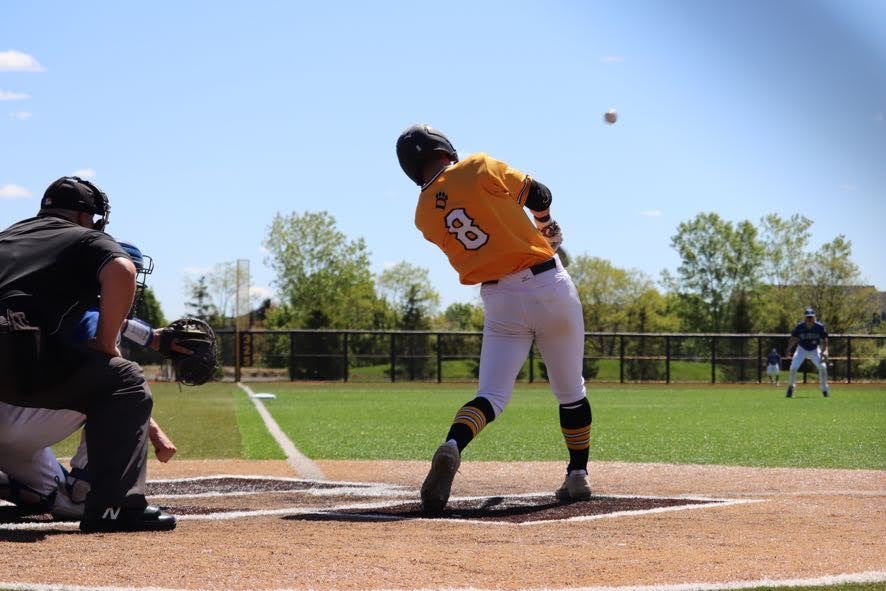 GreatMidwestAC's tweet photo. 6️⃣ Hillsdale 7
3️⃣ Ohio Dominican 2 

FINAL

W - RHP David Toth - 7.1 IP, 3 H, 2 R 8 K
Cody Kanclerz 3-5, 2B, RBI
Cooper Peterson 1-4, 2B, 2 RBI

📸: by ODU athletics staff https://t.co/liYYE6w8Am