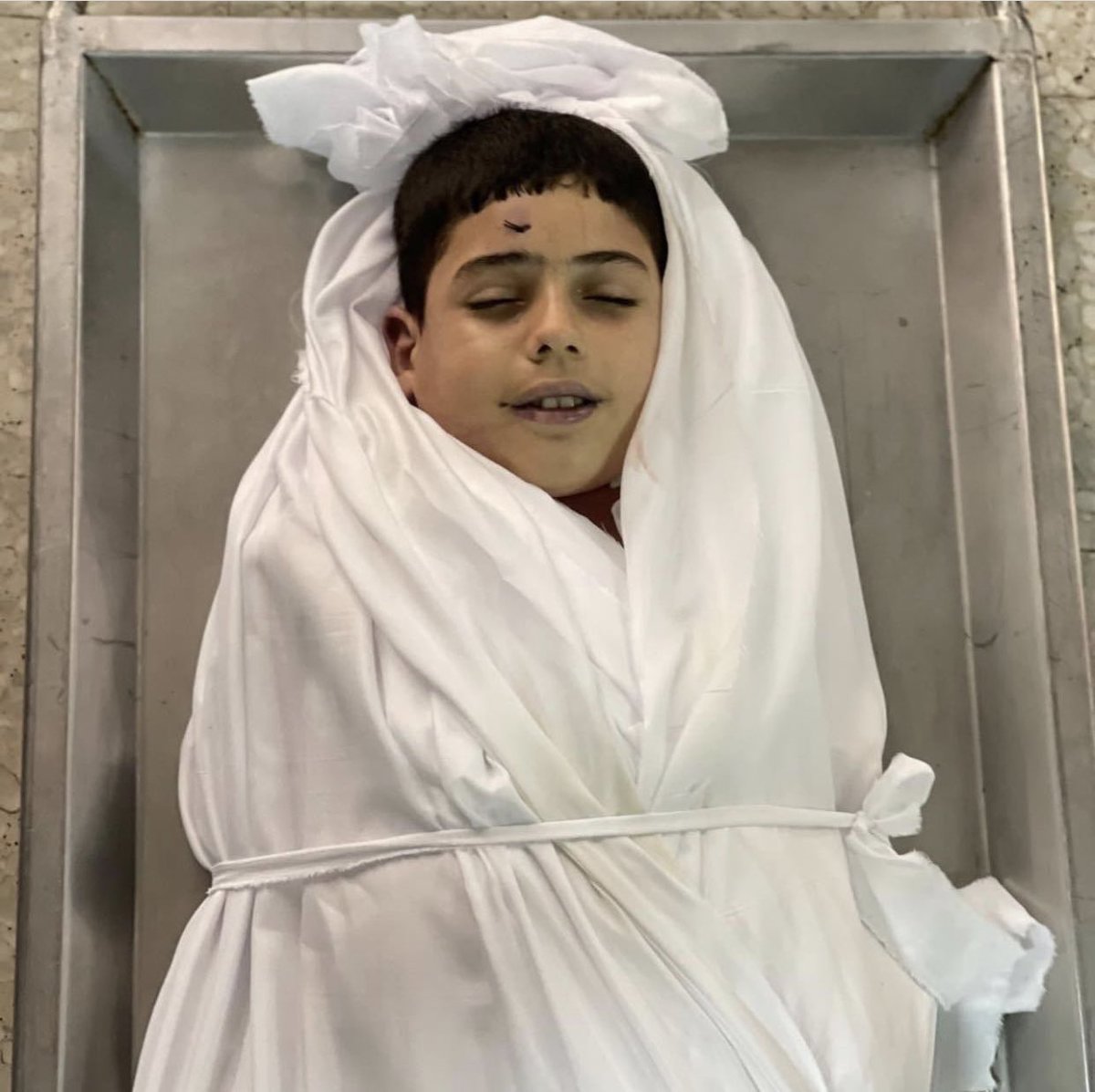 اسرائيل تتباهي بقتل الأطفال في غزة ثلث الشهداء تقريبا من الأطفال لكن العجيب أنهم يلقون ربهم مبتسمين كأنما رأوا لحظة استشهادهم مكانهم في الجنة وينتظرون زفافهم إليها فالجنة للشهداء والخزي والعار لإسرائيل وحلفائها العرب #اسرائيل_سقطت #اسرائيل_تحترق #غزة_تنتصر_للقدس #غزة_تحت_القصف