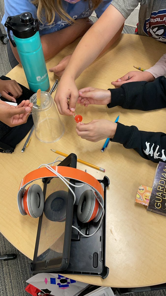 Koewers_Class's tweet photo. Using teamwork to rescue Sammy the worm. #CREhseIN https://t.co/jOT4A9HrOb