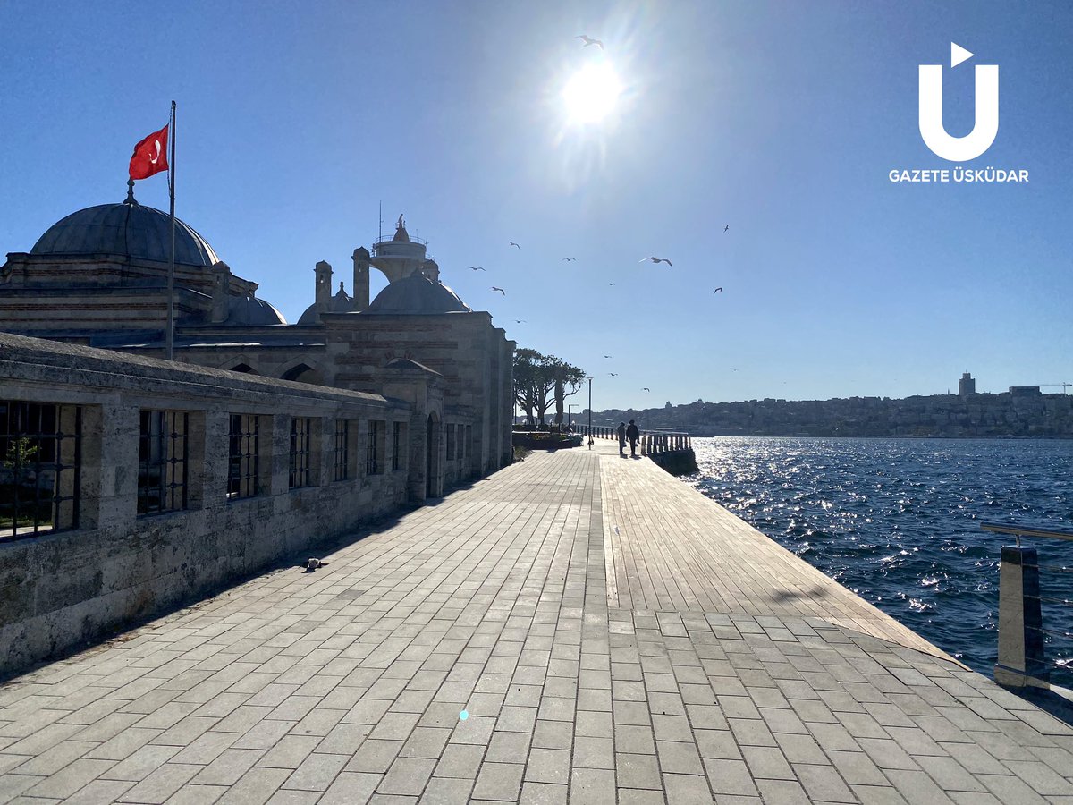 Mimar Sinan'ın cehaletinden dolayı çözmeyi  akıl edemediği, caminin 500 yıllık tarihinde hep bir sorun olarak halkın karşısına çıkan, Şemsipaşa Camii'nin denizle temas etme problemi çok şükür ortadan kaldırılmış, emeği geçen bütün Belediyelere çok teşekkür ediyorum!!!