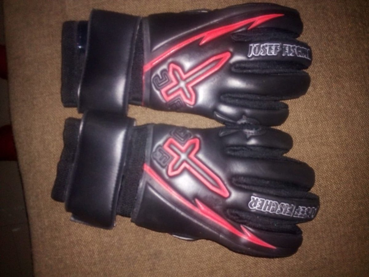 ClubUnisa's tweet photo. Thank you Veli Mothwa ⁦@vetxe_vetxe⁩ for the new gloves. This is highly appreciated. https://t.co/dsliZHtbqx