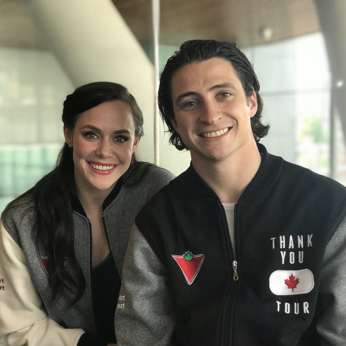 WriteLiveTeach's tweet photo. 2018 vibes. #VirtueMoir #tessavirtue #scottmoir #tessaandscott #icedance #figureskating #ttyct https://t.co/KlAtkvMOKt