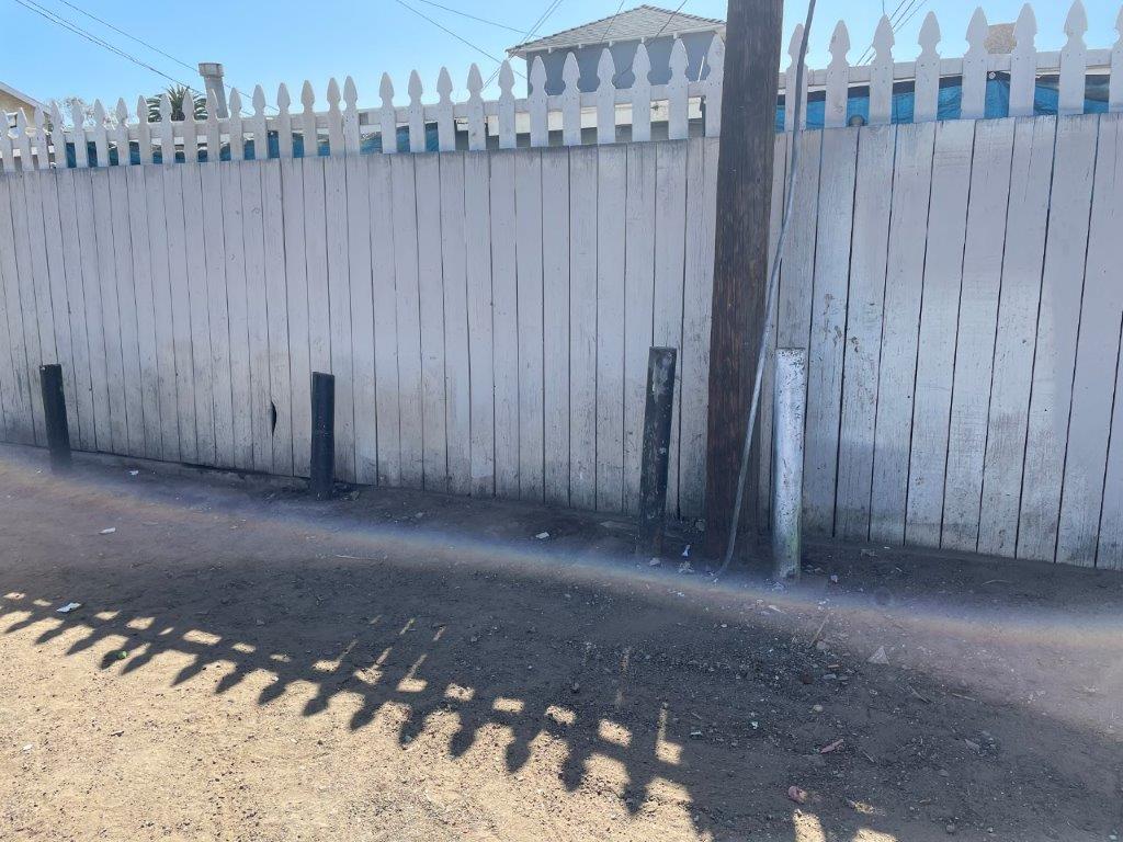 LBPublicWorks's tweet photo. Our #LBCleanTeam recently removed trash &amp; debris throughout this Cherry Ave alley - resulting in a clear &amp; accessible alleyway. #LongBeach refuse customers give us a call at 📞 (562) 570-2876 to schedule 1 of your FREE Special Collections. 

#KeepLBClean 🚮 https://t.co/SSXOVjcxaQ