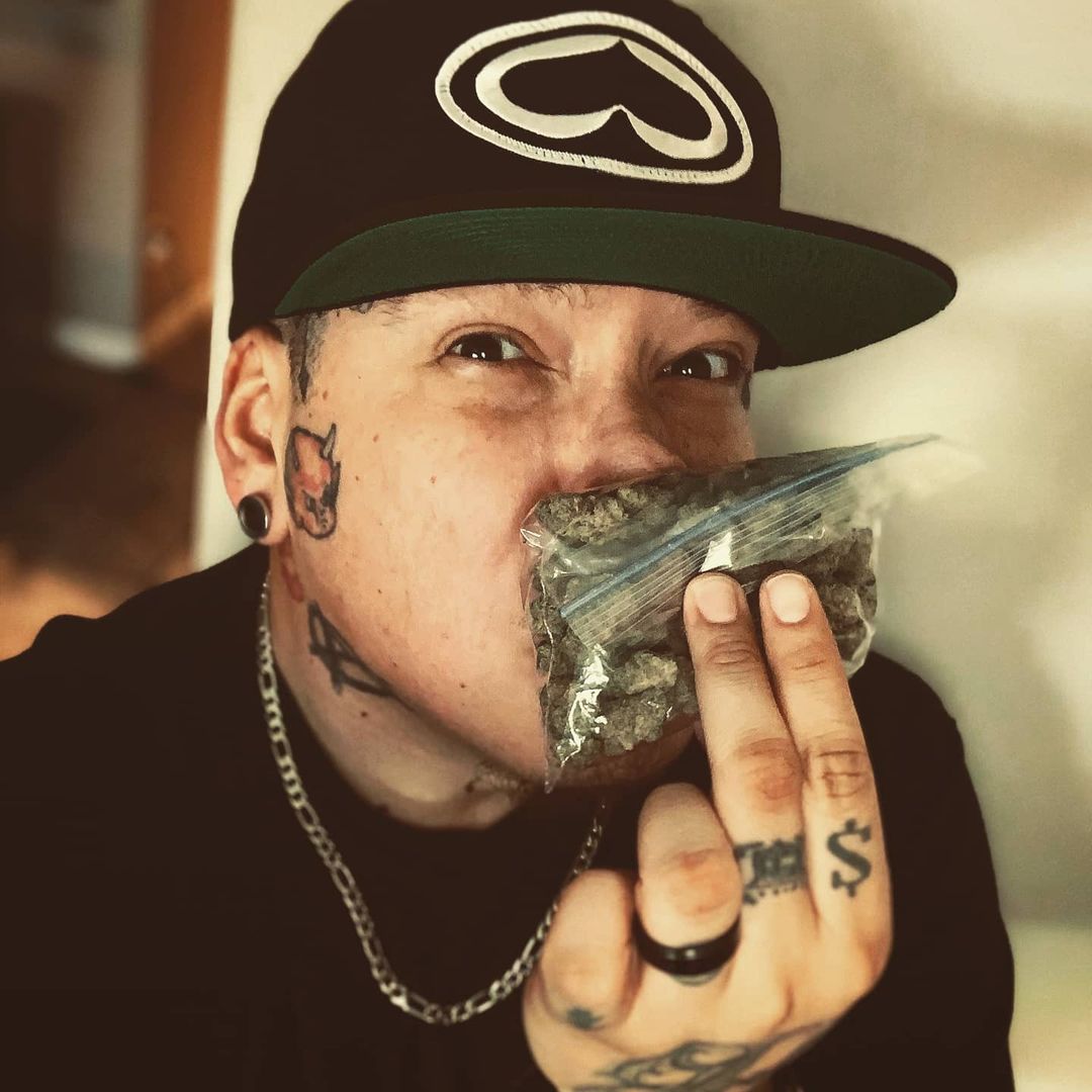 subnoizerecords's tweet photo. What's in your stash? 💨💨 the KING KLICK is burnin' up something skunky this weekend during music MAYhem 🔥
@obnox619 ♠️ @TheKingKlick420
#kingklick #obnoxious #obnox #getyourhighon #supportingradicalhabits https://t.co/NQFnJvLW3M