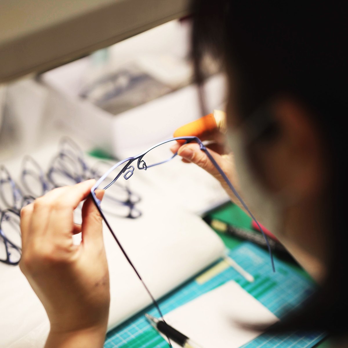 Ørgreen Optics' coloring process consists of more than 15 individual steps carried out at the world's leading pigment factories in Japan by craftsmen with decades of experience.