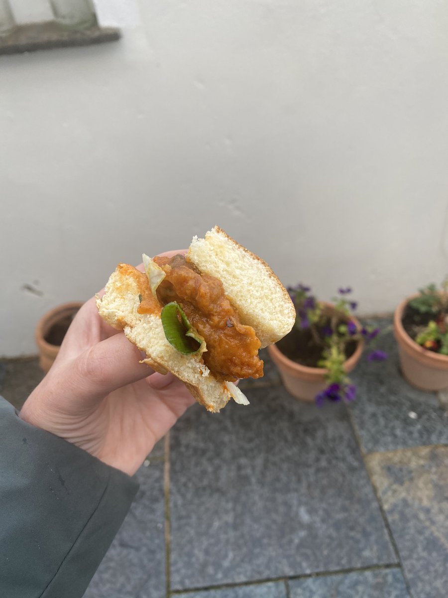 🦪🥂🦪 🍾Oyster Night 🦪🥂🦪🍾. Never had a buffalo fried oyster burger before! Delicious 😍 #RawBoysOysters 

linktr.ee/RawBoys