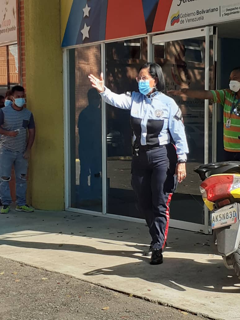MedicosUnidosVe's tweet photo. #SinMiedo Foto cortesía tomada en la CHET, Valencia Edo Carabobo. Donde se convocó a una jornada de vacunación que terminó en una jornada de discriminación al exigir inscripción y carnet indecente a los trabajador.
La funcionaria de apellido Veitia actuó en contra de trabajadores https://t.co/vIpqqUigqm