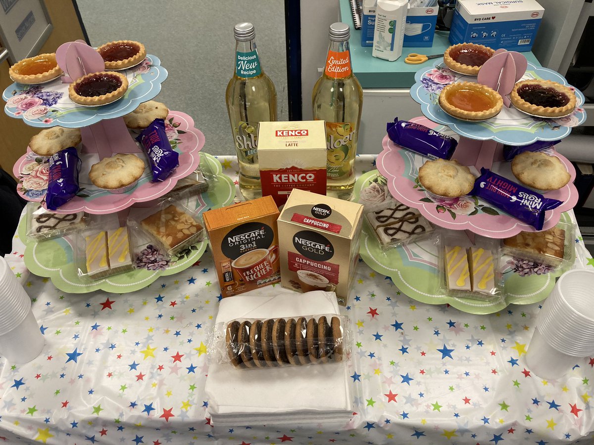 kagneys's tweet photo. Celebrating International Nurses day with some of our amazing team on AMU/ward 20 🤗 https://t.co/4SZMbTvGM7