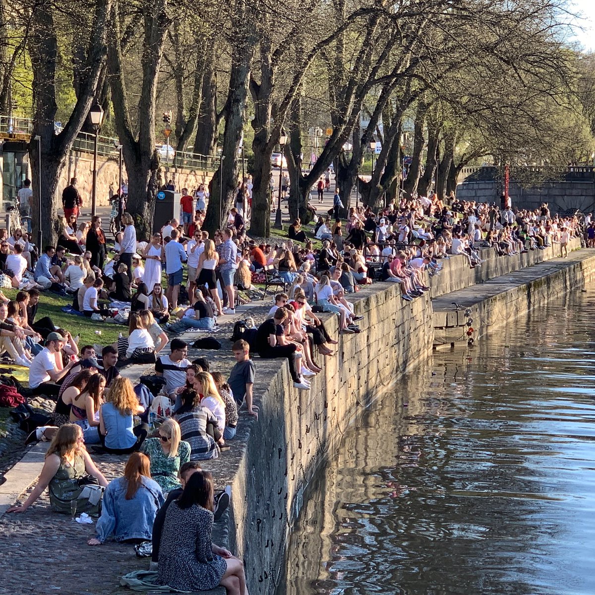 jschoultz's tweet image. Kieltämättä mahtava kevät-/kesäpäivä, mutta #SocialDistancing on tainnut unohtua ainakin Turussa. Hallitus pitää baarit kiinni, vaikka #suojakänni saattaisi ratkaista tämänkin haasteen…