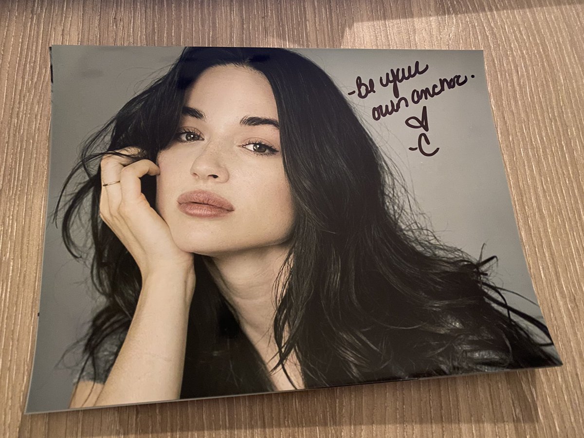 DreamitCon's tweet photo. #Autographwednesday Win an autograph from Crystal Reed! Follow us , RT the tweet and tag 2 friends! // Gagne un autographe de Crystal Reed! Suis nous, RT le tweet et tague 2 amis! https://t.co/Zq132Nqz82