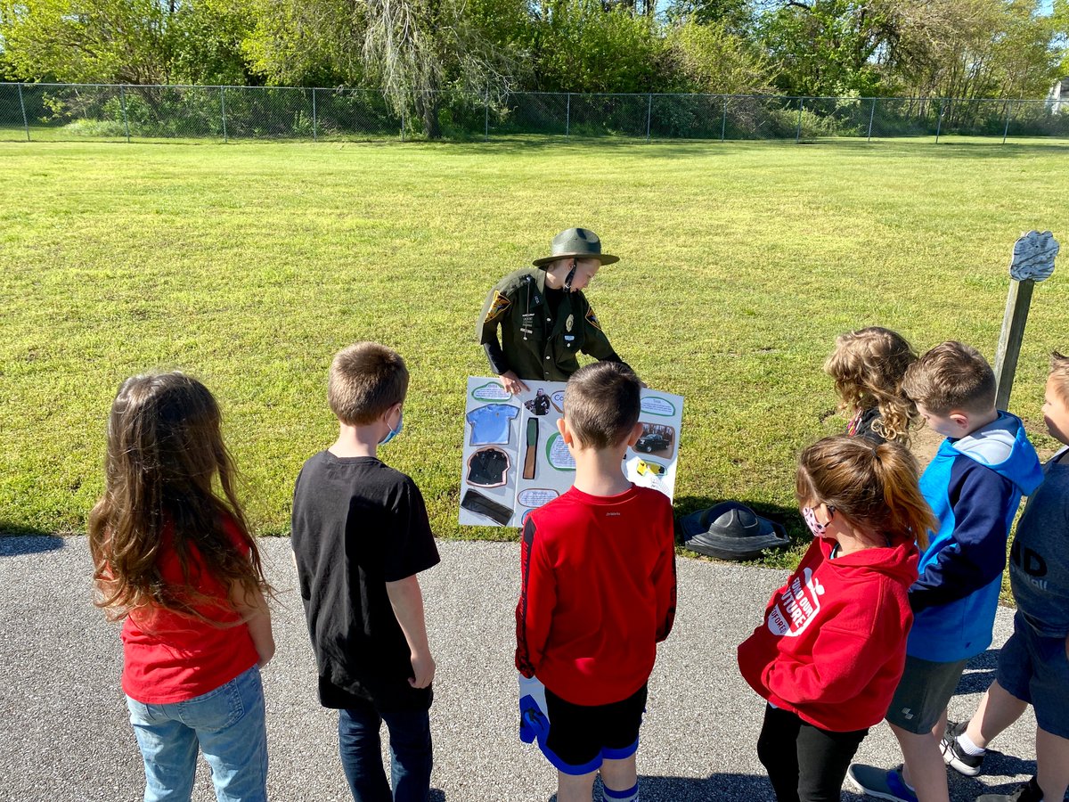 vcsc_teamvigo's tweet image. Rio Grande, under the direction of school counselor Hillary Eup, adapted its Career Day to make sure students are college and career ready.

5th graders at Rio Grande researched careers and presented their work to fellow students outside on the “Bobcat Walk.” 

#teamvigo