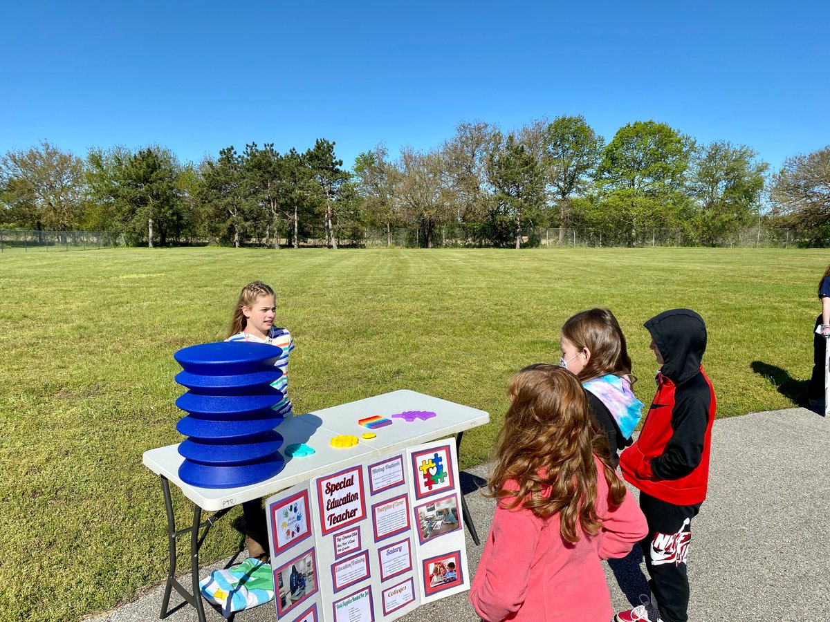 vcsc_teamvigo's tweet image. Rio Grande, under the direction of school counselor Hillary Eup, adapted its Career Day to make sure students are college and career ready.

5th graders at Rio Grande researched careers and presented their work to fellow students outside on the “Bobcat Walk.” 

#teamvigo