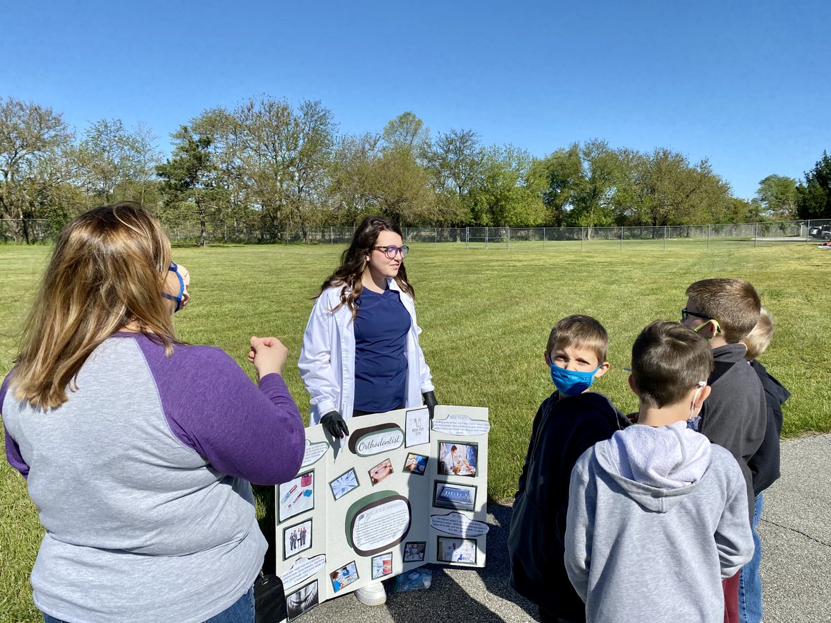 vcsc_teamvigo's tweet image. Rio Grande, under the direction of school counselor Hillary Eup, adapted its Career Day to make sure students are college and career ready.

5th graders at Rio Grande researched careers and presented their work to fellow students outside on the “Bobcat Walk.” 

#teamvigo
