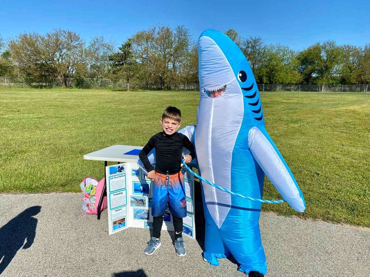vcsc_teamvigo's tweet image. Rio Grande, under the direction of school counselor Hillary Eup, adapted its Career Day to make sure students are college and career ready.

5th graders at Rio Grande researched careers and presented their work to fellow students outside on the “Bobcat Walk.” 

#teamvigo