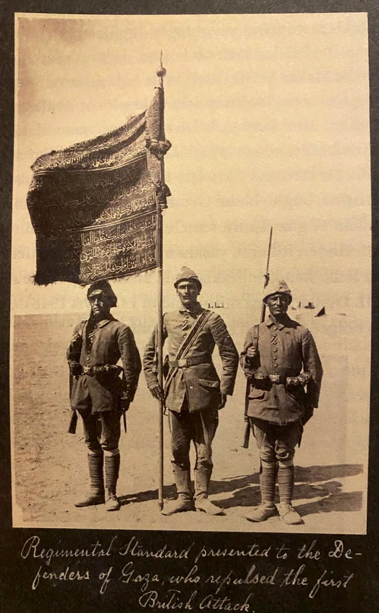 Osmanlı sancağı altında Gazze’yi savunan Mehmetçik fotoğrafıyla hatırlatmak isterim:
Filistin’deki katliama karşı çıkmak bizim için hem imanî, o toprakların hadimi olarak hem tarihî, oralarda canını veren onbinlerce Mehmetçik’in hatırasına karşı da ayrıca vicdanî bir vazifedir.