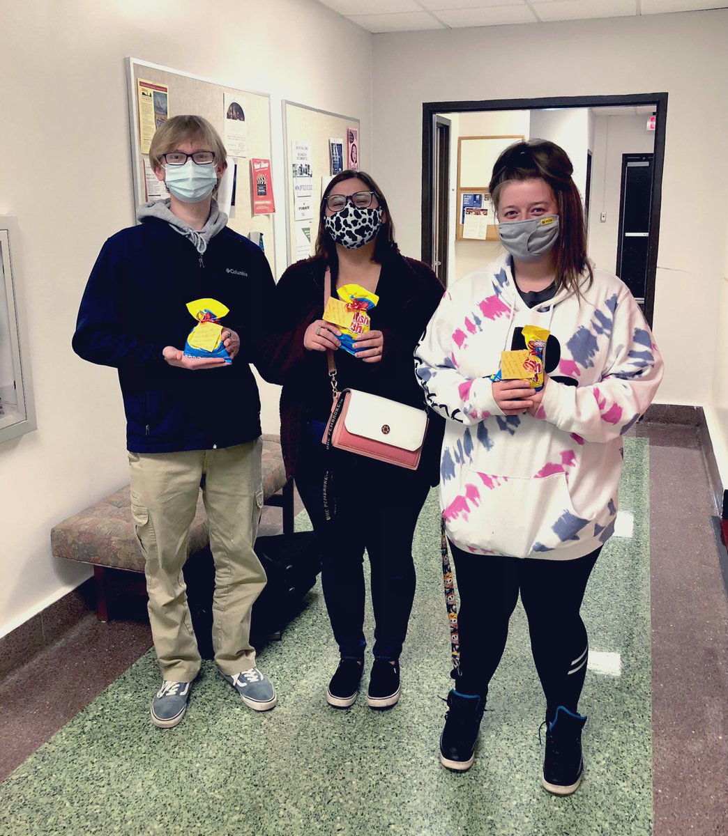 JoannaHersey's tweet image. My students decided 48 degrees and raining was less than ideal for our outdoor distanced concert this afternoon, so I gave them candy and sent them to practice their jury music  #lastweekofclasses #springsemester2021