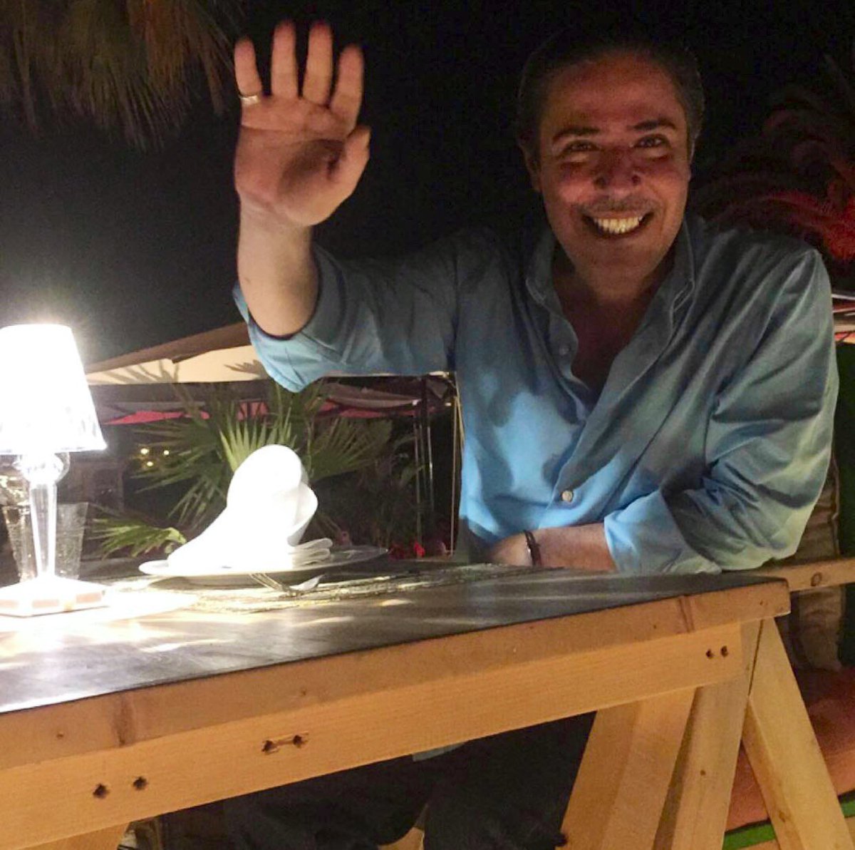 ياللي تبيع الصبر .. عندي زبونه
ابشتريه .. بعزتي يا بعد حي ..

عقب الحبيب الي تقافت ضعونه
وشلون ابسلى واهتني والحشى ضي

تكفى يابو فيصل ولا لك مهونه
سامح خطانا و ان بدر مننا شي

حنا  بهالدنيا  .. ترانا بدونه ..
أموات و الذكرى تعيده لنا حي

- غريب

#عبدالله_بن_ابراهيم_آل_الشيخ