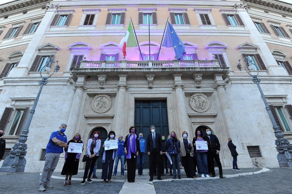 Circa due milioni di italiani soffrono di #fibromialgia, malattia tutt’oggi difficilmente diagnosticabile. L’attenzione di istituzioni e opinione pubblica è importante.
Per questo stasera <a href="/Montecitorio/">Camera dei deputati</a> illumina la sua facciata partecipando alla giornata internazionale.
