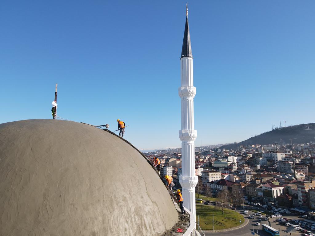 Size bir iyilik dokunsa fenalarına gider, başınıza bir kötülük gelse onunla sevinirler. Eğer sabreder ve Allah'dan gereğince korkarsanız, onların hileleri size hiçbir zarar vermez; çünkü Allah onları kendi amelleriyle kuşatmıştır. (Ali İmran-120)