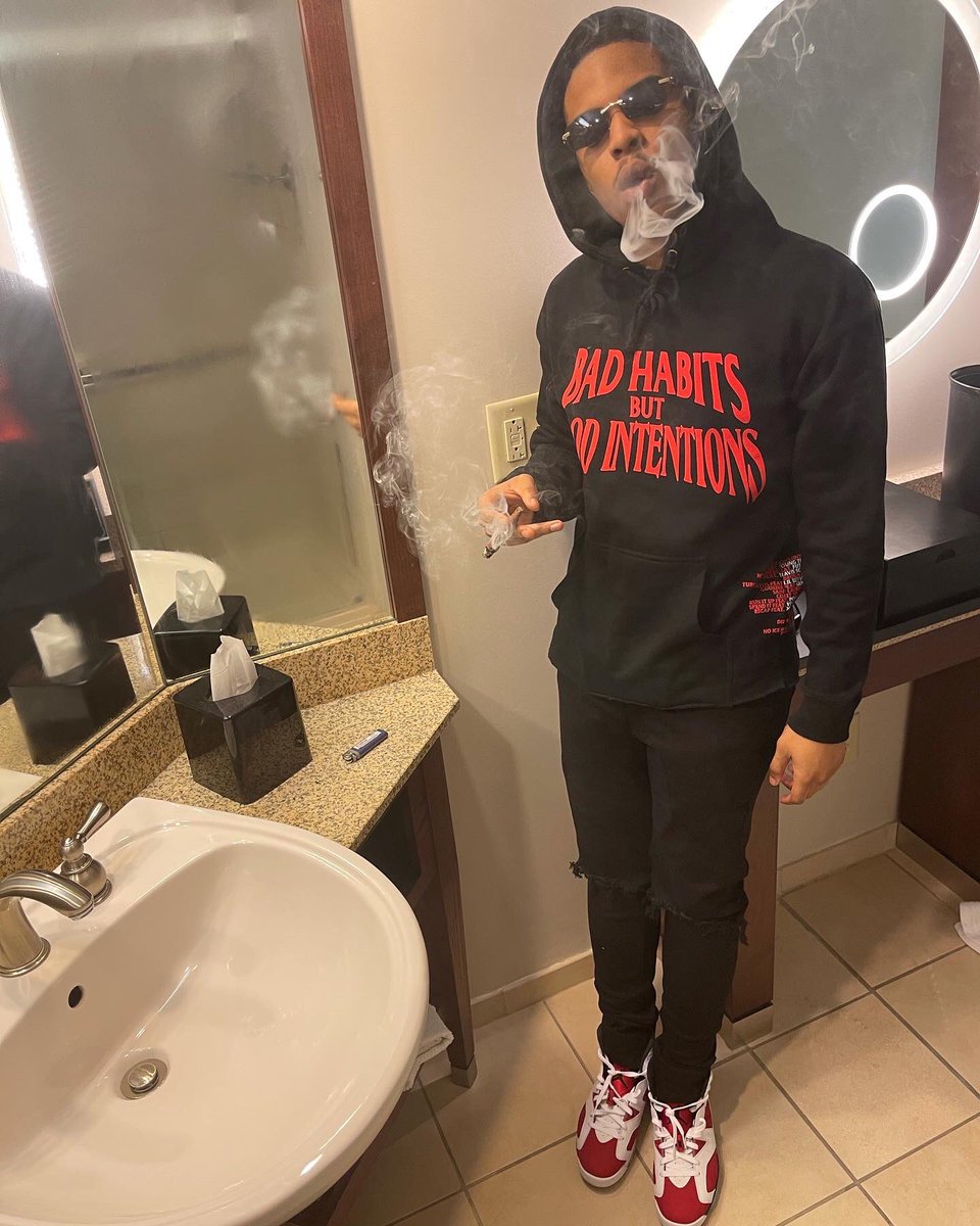 zi_Moneyyy's tweet photo. I just bought 3 pints Yea PPP🍼🤑 https://t.co/8syzIKq26V