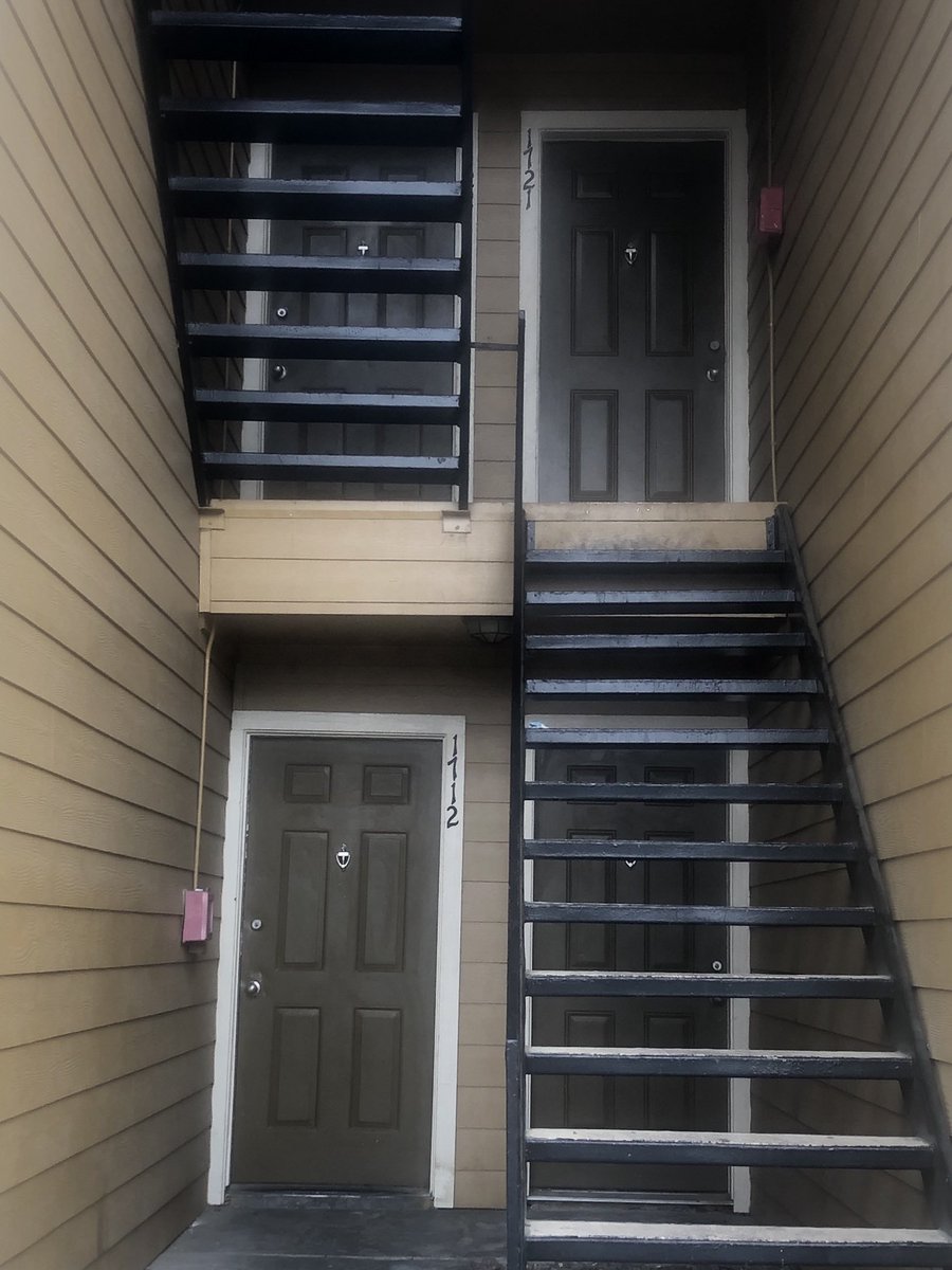 MaliniBasu_'s tweet image. A single mother is working at a local Walmart to support her 4y/o son. 

When she got home on Saturday morning, she says the locks were changed, &amp;amp; her belongings were in the dumpster. 

“Management told me they meant to evict 1712, &amp;amp; not 1721, where I live.” 

Her story@wfaa⁩