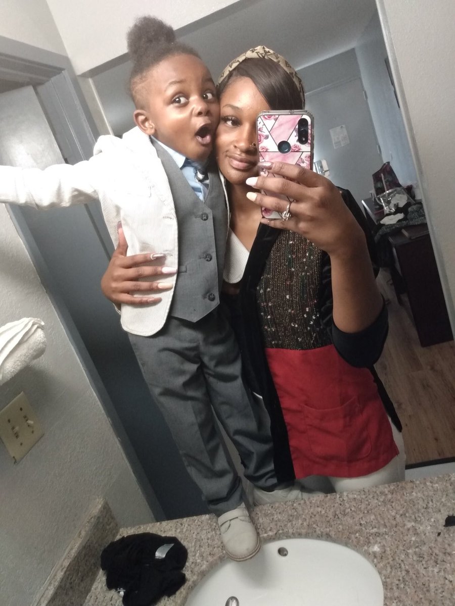 MaliniBasu_'s tweet image. A single mother is working at a local Walmart to support her 4y/o son. 

When she got home on Saturday morning, she says the locks were changed, &amp;amp; her belongings were in the dumpster. 

“Management told me they meant to evict 1712, &amp;amp; not 1721, where I live.” 

Her story@wfaa⁩