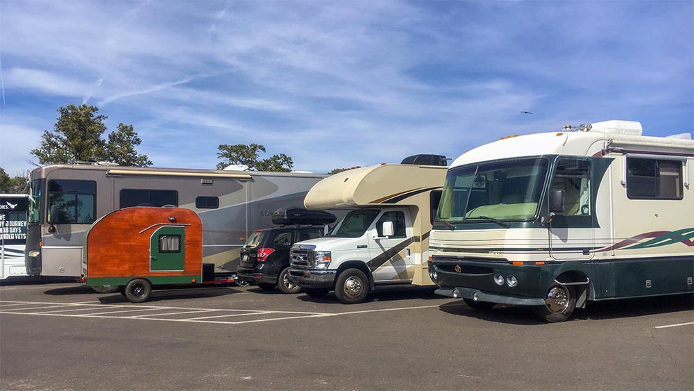 GrandCanyonNPS's tweet photo. Visiting for the day this month in an RV, or pulling a trailer? #DYK on the South Rim, there are 3 RV parking lots with pull-through spaces. Follow these helpful tips: https://t.co/aedrP7G1kP  #GrandCanyon #Arizona https://t.co/JRtaYZJ1FV