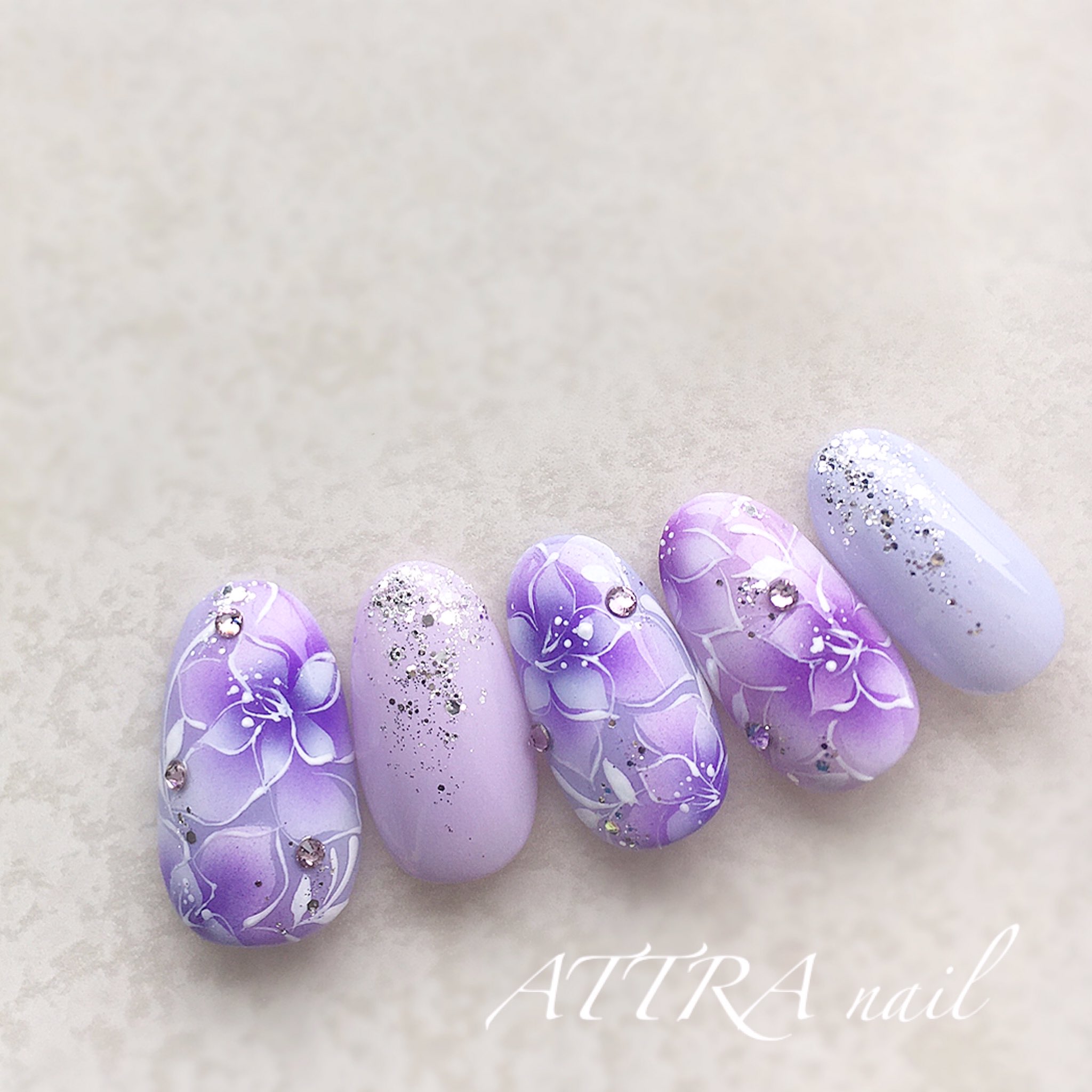 Attra Nail 倉敷ネイルサロン 美しすぎる エアブラシ で繊細なフラワーネイル 上品ですよね 梅雨ネイル をデザインしました 紫陽花も素敵だけど こんなパープルフラワーもいかがでしょうか アトラネイル 倉敷ネイルサロン ネイルサロン倉敷