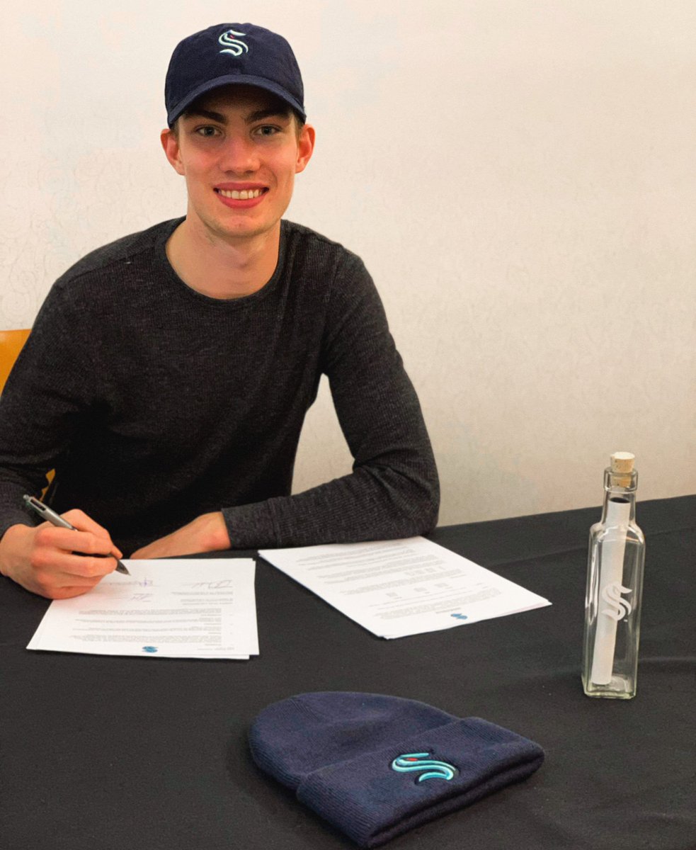 SeattleKraken's tweet image. first #SeaKraken player in the books ✍️📝