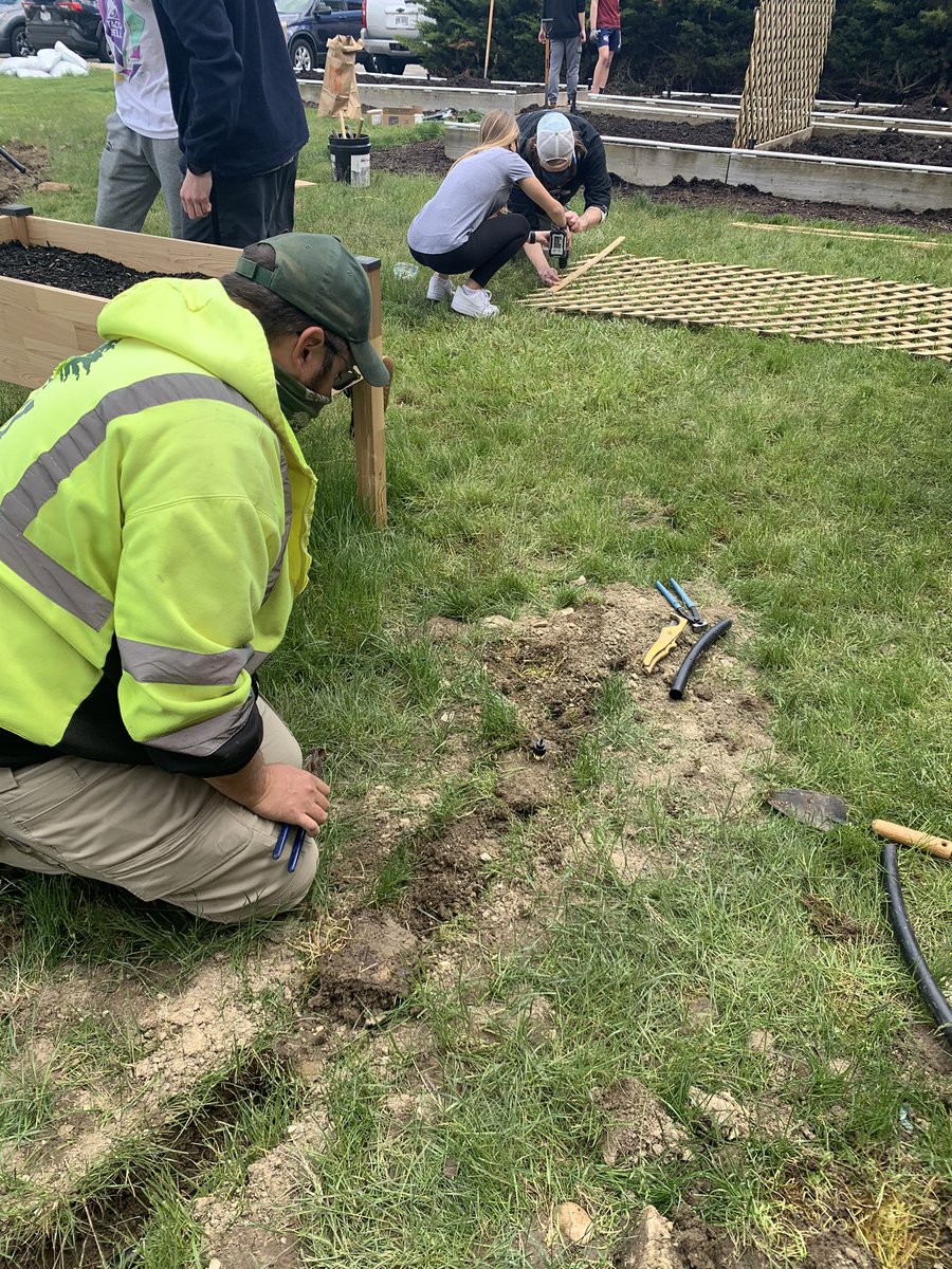 Mrs_DulinSmith's tweet photo. My env sci Ss @dublinjeromehs @DublinSchools are so lucky to have amazing corporate support from EMI-Environmental Management Inc on their legacy projects. Real life learning while making DJHS more sustainable. Double win! https://t.co/YDqR1b7Vfw