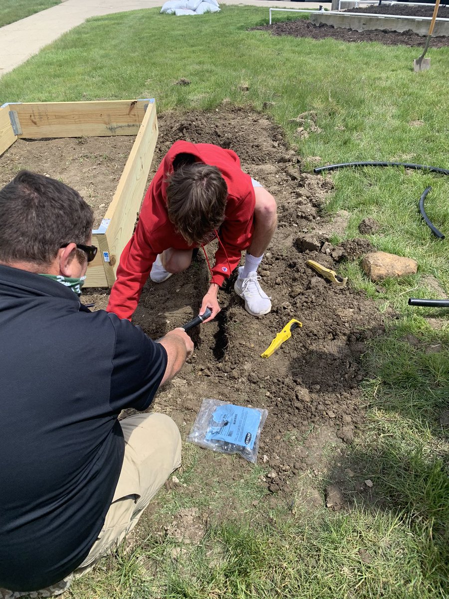 Mrs_DulinSmith's tweet photo. My env sci Ss @dublinjeromehs @DublinSchools are so lucky to have amazing corporate support from EMI-Environmental Management Inc on their legacy projects. Real life learning while making DJHS more sustainable. Double win! https://t.co/YDqR1b7Vfw