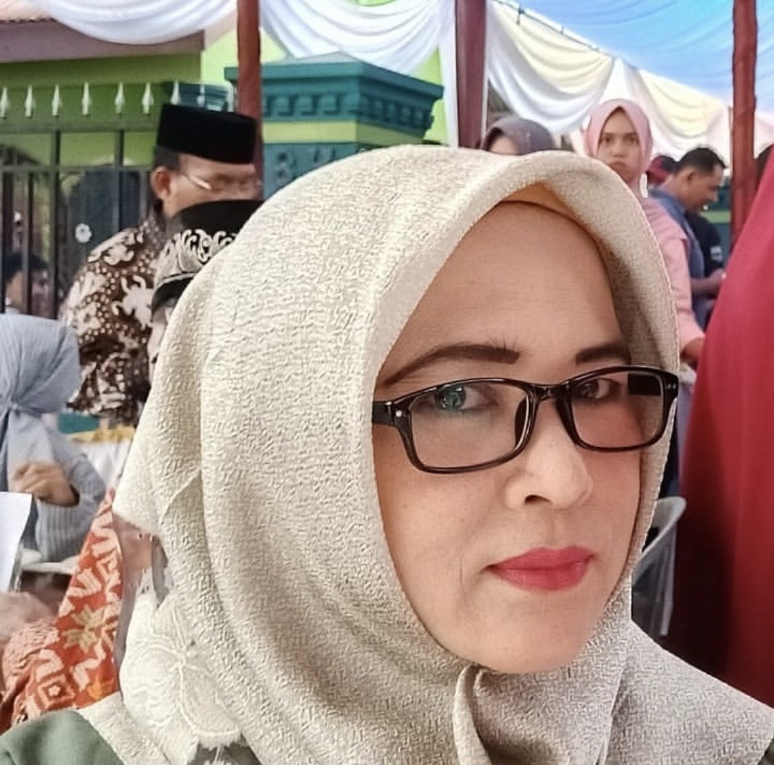 Algitpratama's tweet photo. Minal 'Aidin wal-Faizin Bu. Semoga ibu selalu tenang disana. Kami disini selalu mendoakan ibu https://t.co/8TF5fGEAQg