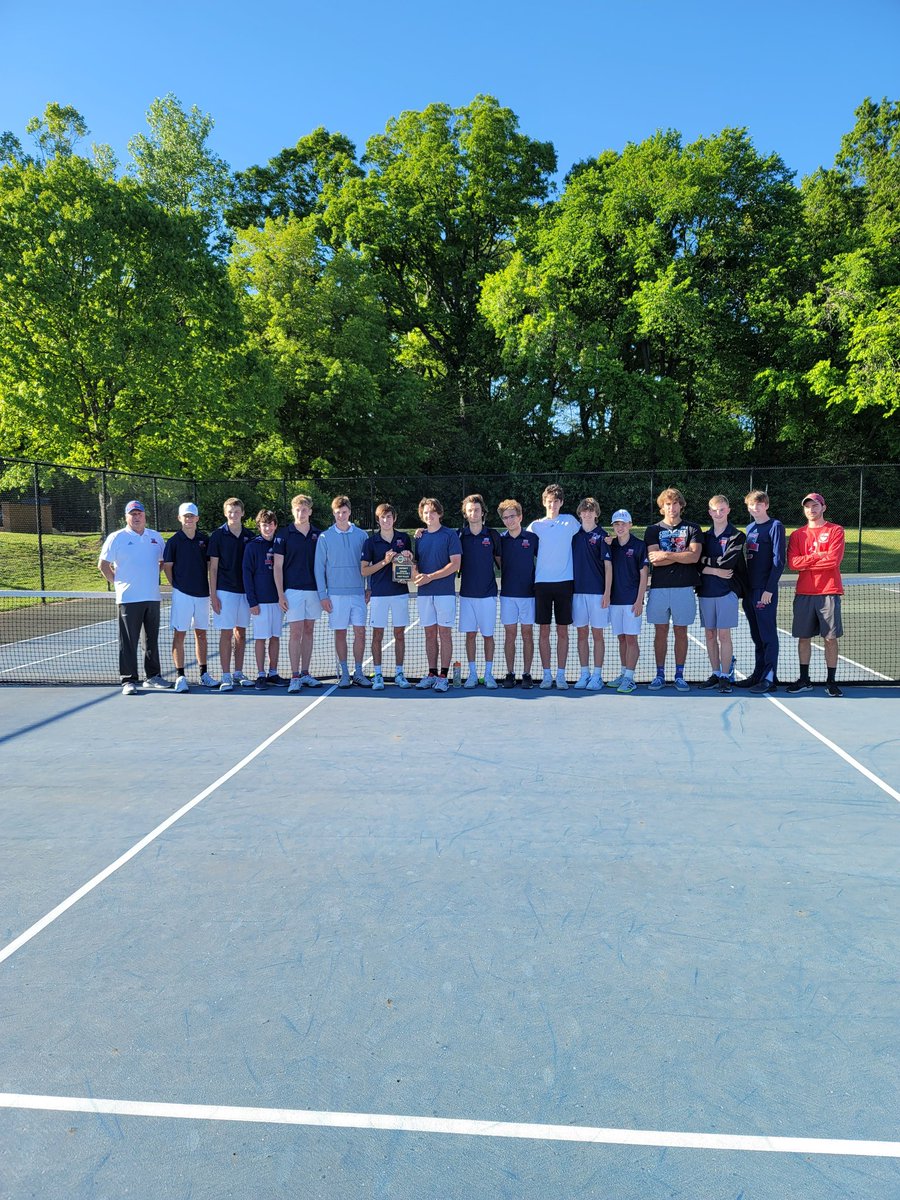 DeSmet_ADBarker's tweet photo. District CHAMPS! Congratulations to the Ravens tennis team who defeated Parkway Central to win the Class 2, District 3 championship.  The Ravens move on to the sectional round next week. #ProudAD #FlyRavensFly 

@stlprioryschool @STLhssports @prioryspirit https://t.co/P0nOycPvVU