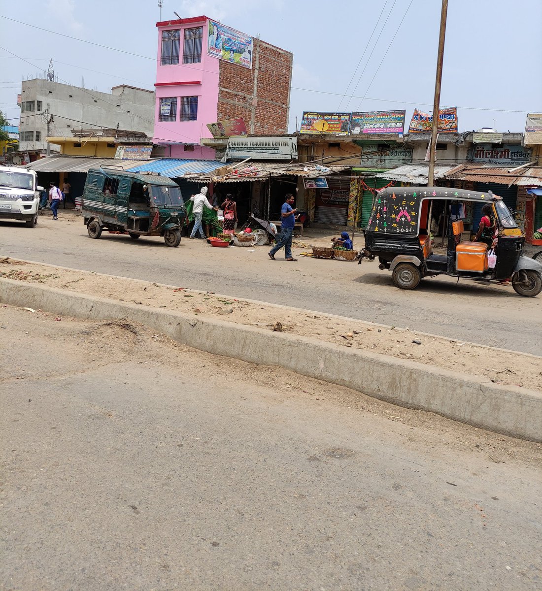 sumitsourav5's tweet photo. 20 hours of lockdown is worthless if the rest 4 hours is like this.
#WearAMask #SocialDistancing #StayHomeStaySafe 
@NitishKumar @tarkishorepd @renu_bjp @yadavtejashwi 
We need better rules than 7 to 11 opening of market. It causes more crowd. https://t.co/tjdieqmFKw