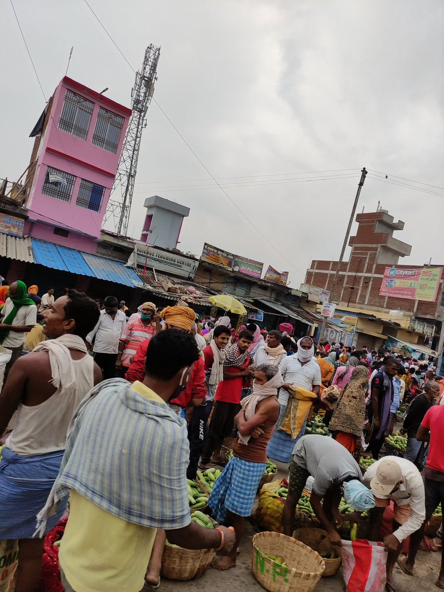 sumitsourav5's tweet photo. 20 hours of lockdown is worthless if the rest 4 hours is like this.
#WearAMask #SocialDistancing #StayHomeStaySafe 
@NitishKumar @tarkishorepd @renu_bjp @yadavtejashwi 
We need better rules than 7 to 11 opening of market. It causes more crowd. https://t.co/tjdieqmFKw