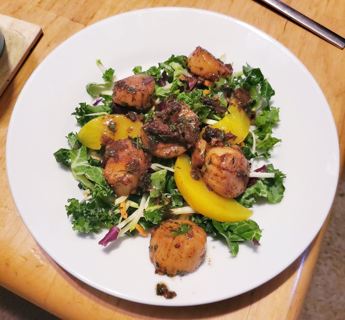 WithKathleen's tweet photo. Light &amp; healthy
Scallops in white wine sauce on a mixed salad bed with apricot slices
Yummy 🥰
#HealthyEating #supplements #carelife #lifeplus https://t.co/XMJtRWzof6