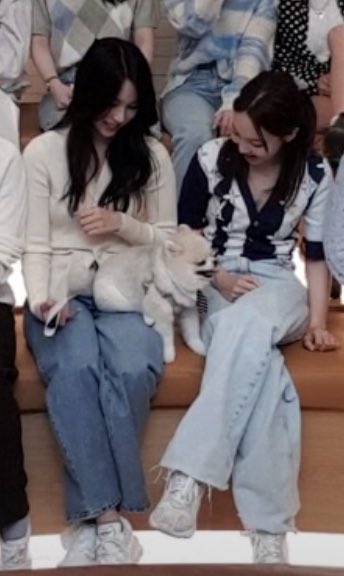 MNY379's tweet photo. นายอนถึงขั้นถามคุคึว่าชอบมินะมากหรอละก็ยิ้มชอบใจใหญ่เลยฮือออออออเอนดุไม่ไหวน้องคุคึสื่อรักแล้วป่ะ😳💙💚 https://t.co/SdW0tIH7zs