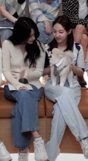 MNY379's tweet photo. นายอนถึงขั้นถามคุคึว่าชอบมินะมากหรอละก็ยิ้มชอบใจใหญ่เลยฮือออออออเอนดุไม่ไหวน้องคุคึสื่อรักแล้วป่ะ😳💙💚 https://t.co/SdW0tIH7zs