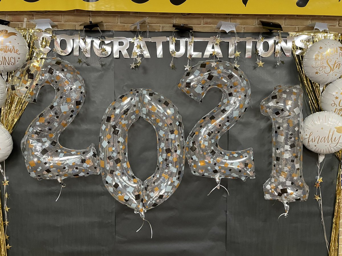 CentervilleDECA's tweet photo. Ready for Senior Award Day in S170!!!

S/O to @averymiiller @AliCummins8 for setting up a celebratory photo booth😎 #Classof2021 🎓 #epnd https://t.co/4WeB9cQcpS