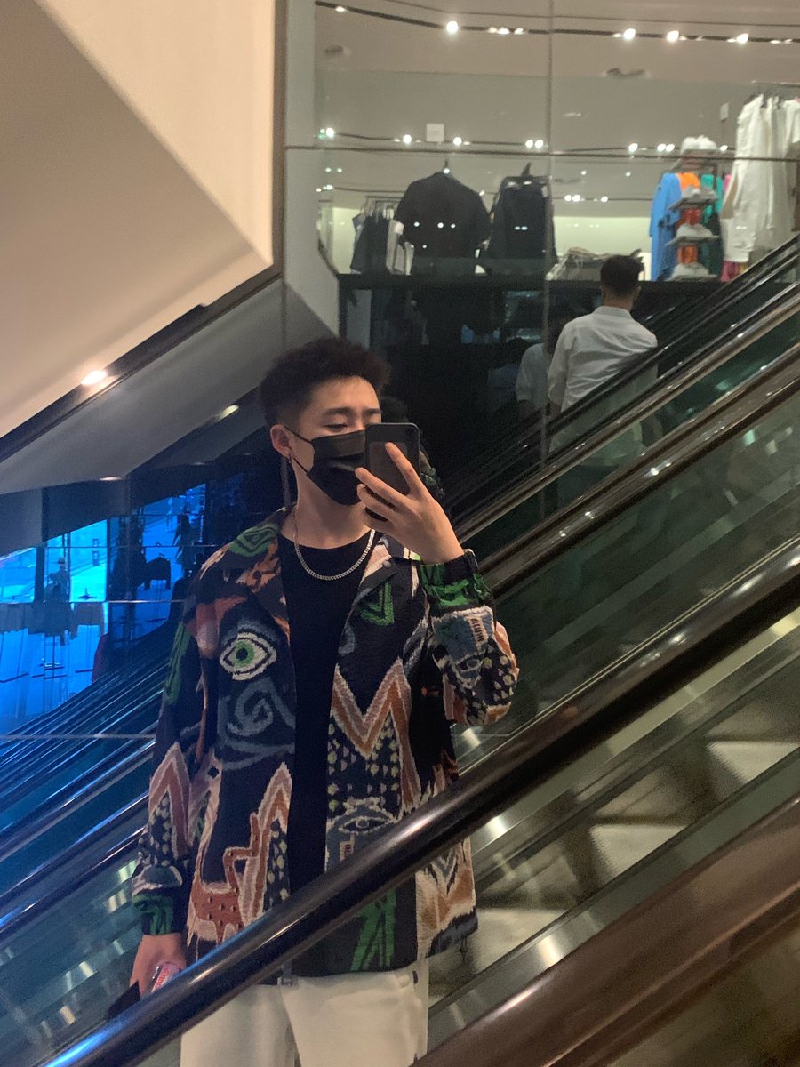在理发店狂吃零食 tweet media