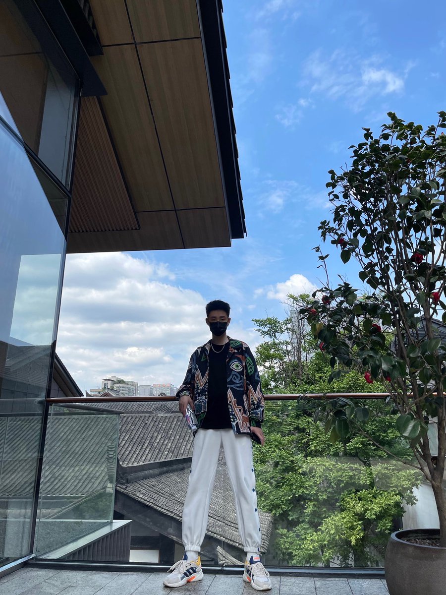 在理发店狂吃零食 tweet media
