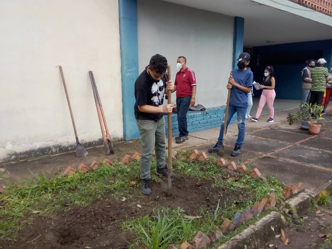 Realizamos siembra de árboles, del programa Bosque Bicentenario, en el Liceo Nacional Elba Beatriz Ramírez del Mcpo. San Cristóbal <a href="/eduardopiate2/">eduardo piñate</a> @MPPEDUCACION <a href="/DGCE_MPPE/">D.G. Comunidades Educativas 🇻🇪</a> <a href="/charlychaves/">Charly Rojas Chaves</a> @ZonaEducTachira