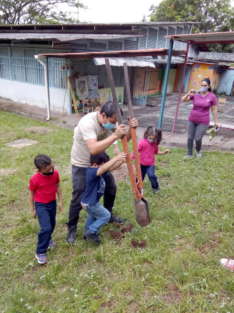 Nuestra prioridad es la enseñanza en todos los espacios, en esta oportunidad realizamos siembra de árboles en conjunto con #MisionArbol en el Preescolar Concepción Palacios #Tachira <a href="/eduardopiate2/">eduardo piñate</a> @MPPEDUCACION <a href="/DGCE_MPPE/">D.G. Comunidades Educativas 🇻🇪</a> <a href="/charlychaves/">Charly Rojas Chaves</a> @ZonaEducTachira