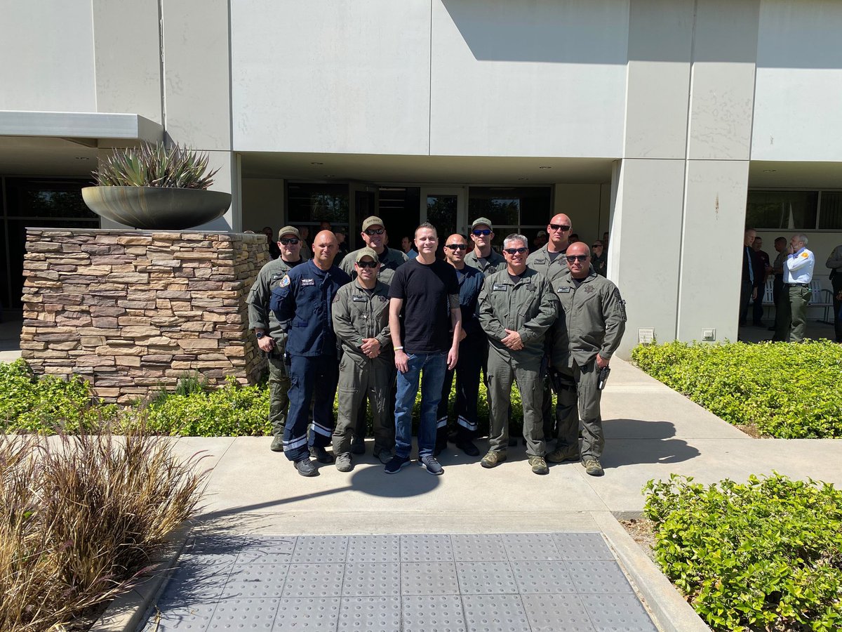 Both Patrol & Rescue crews were fortunate enough to have the time to stop in & check on Deputy Whitsen at his welcome home gathering. This same rescue crew consisting of 2 deputies & 2 @SBCOUNTYFIRE paramedics was on the day of the incident and treated/transported him @alexvnews