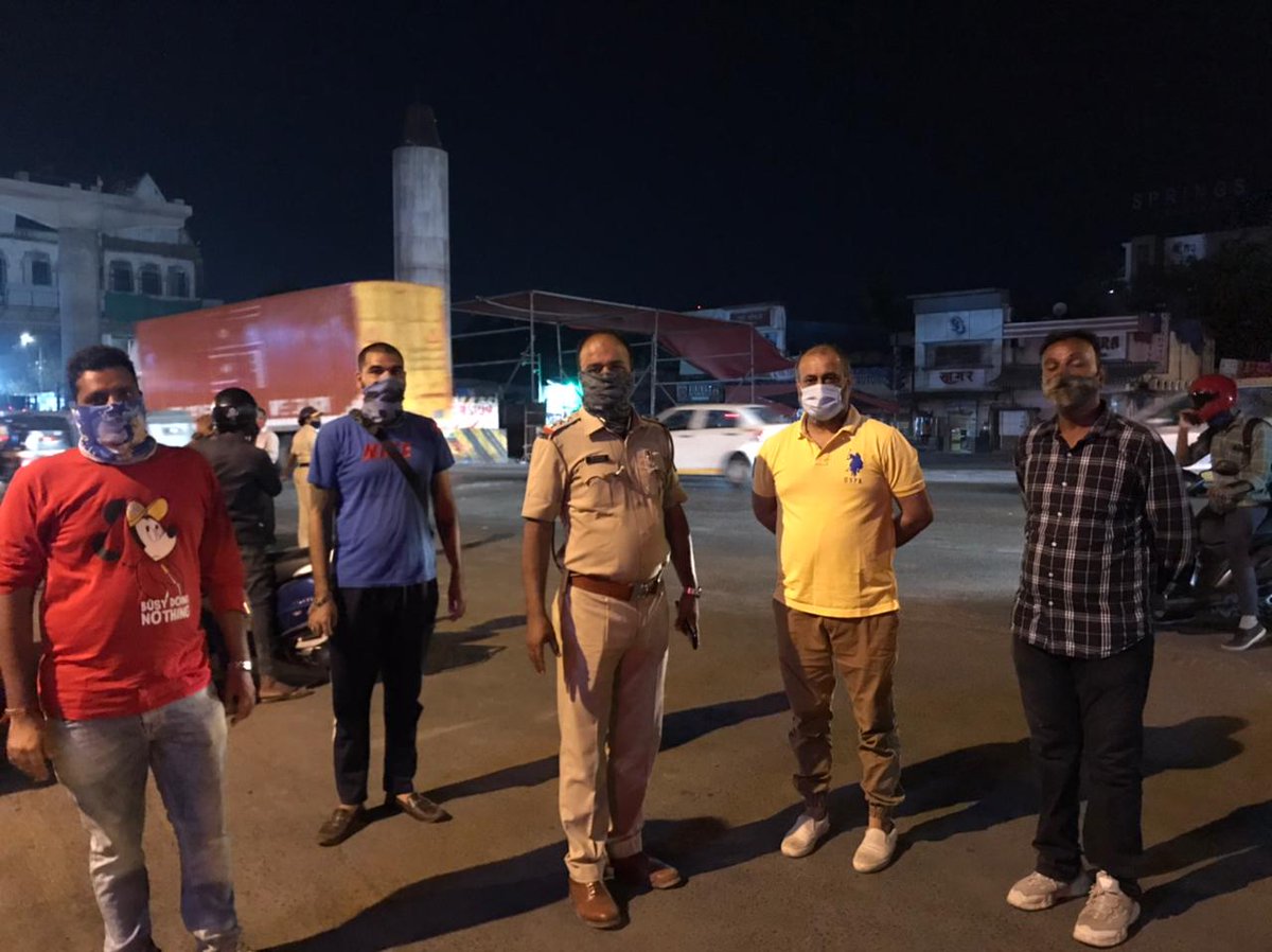 RohanBh92905481's tweet photo. Mumbai police doing their duties day and night in covid situation for people safety so our Borivali national youth congress team decided to give them small gift from our side under the leadership of  adv Nilesh bhosle, Kiran more and my influencer Rohit dada pawar🙏🙏 https://t.co/3YByRwSncF