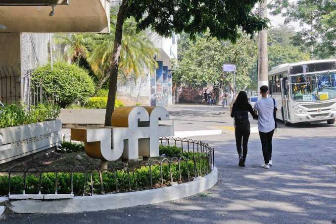 SoudeNiteroi1's tweet photo. UFF também pode ter de fechar as portas no 2º semestre por falta de recursos.

O orçamento atual só deve permitir a manutenção das despesas da universidade até o meio deste ano.

A UFF sofreu corte de R$ 32,9 milhões em seu orçamento e um  bloqueio orçamentário de R$ 23 milhões. https://t.co/kFm9nNRC0w